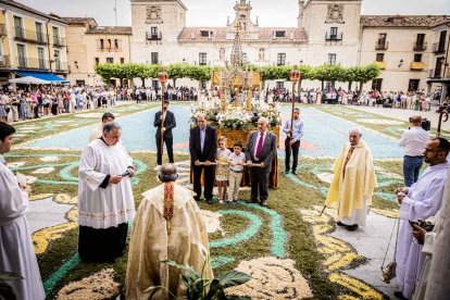 Más de una veintena de niños celebran su primera comunión