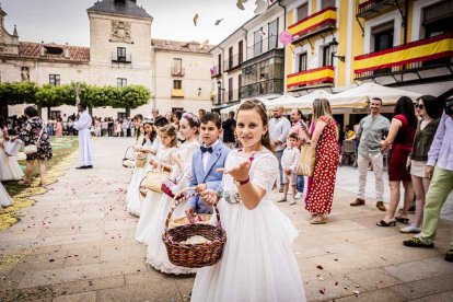 Más de una veintena de niños celebran su primera comunión