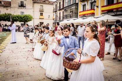 Más de una veintena de niños celebran su primera comunión