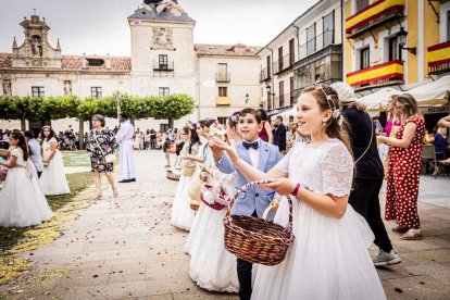 Más de una veintena de niños celebran su primera comunión