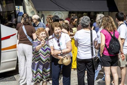 El desfile con la caldera recorrió su tramo entre buen ambiente y bailes