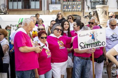 El desfile con la caldera recorrió su tramo entre buen ambiente y bailes