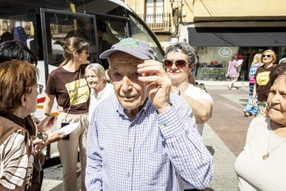 El desfile con la caldera recorrió su tramo entre buen ambiente y bailes