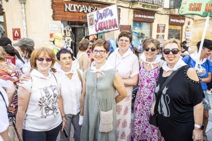 El desfile con la caldera recorrió su tramo entre buen ambiente y bailes