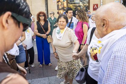 El desfile con la caldera recorrió su tramo entre buen ambiente y bailes