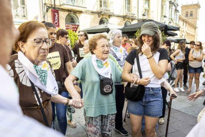 El desfile con la caldera recorrió su tramo entre buen ambiente y bailes