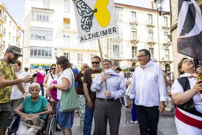 El desfile con la caldera recorrió su tramo entre buen ambiente y bailes