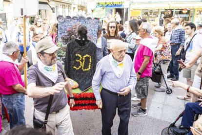 El desfile con la caldera recorrió su tramo entre buen ambiente y bailes
