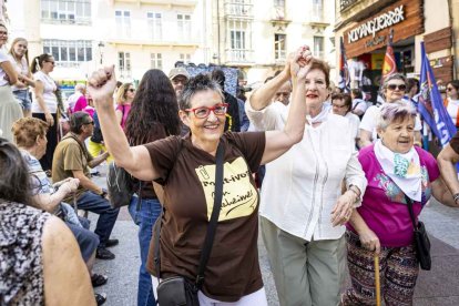 El desfile con la caldera recorrió su tramo entre buen ambiente y bailes