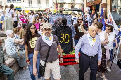 El desfile con la caldera recorrió su tramo entre buen ambiente y bailes