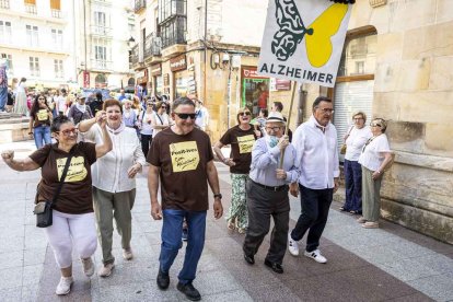 El desfile con la caldera recorrió su tramo entre buen ambiente y bailes