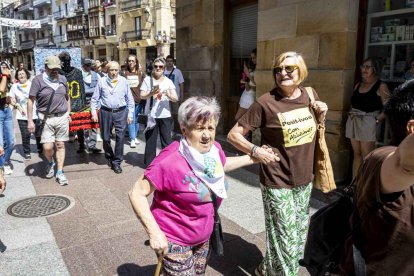 El desfile con la caldera recorrió su tramo entre buen ambiente y bailes