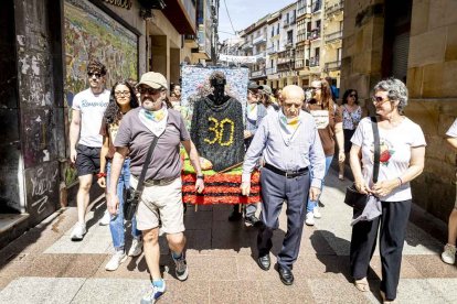 El desfile con la caldera recorrió su tramo entre buen ambiente y bailes