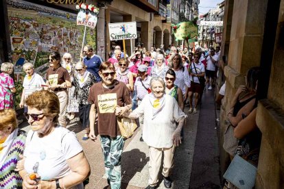 El desfile con la caldera recorrió su tramo entre buen ambiente y bailes