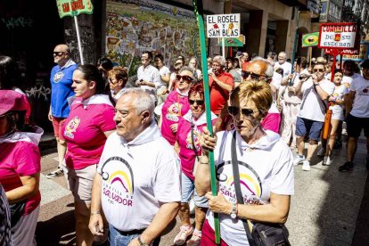 El desfile con la caldera recorrió su tramo entre buen ambiente y bailes