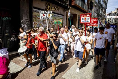 El desfile con la caldera recorrió su tramo entre buen ambiente y bailes