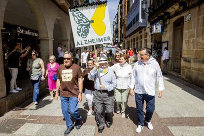 El desfile con la caldera recorrió su tramo entre buen ambiente y bailes