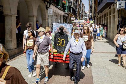 El desfile con la caldera recorrió su tramo entre buen ambiente y bailes