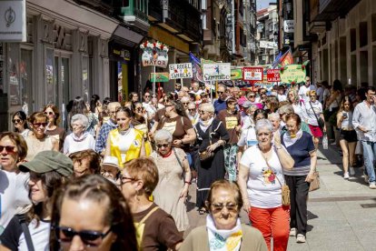 El desfile con la caldera recorrió su tramo entre buen ambiente y bailes