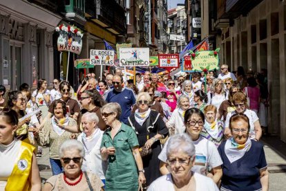 El desfile con la caldera recorrió su tramo entre buen ambiente y bailes