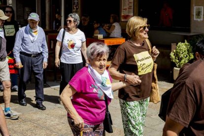 El desfile con la caldera recorrió su tramo entre buen ambiente y bailes