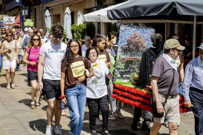 El desfile con la caldera recorrió su tramo entre buen ambiente y bailes