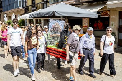 El desfile con la caldera recorrió su tramo entre buen ambiente y bailes