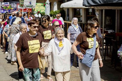 El desfile con la caldera recorrió su tramo entre buen ambiente y bailes