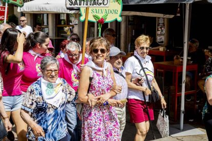 El desfile con la caldera recorrió su tramo entre buen ambiente y bailes