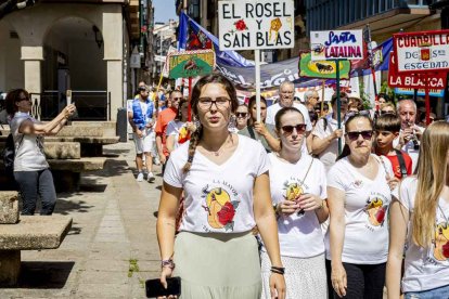 El desfile con la caldera recorrió su tramo entre buen ambiente y bailes