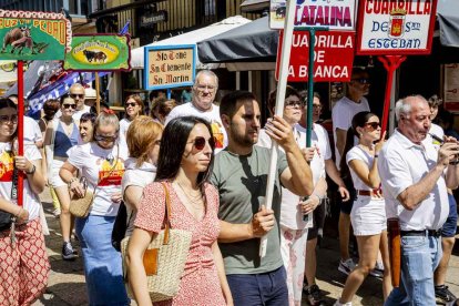 El desfile con la caldera recorrió su tramo entre buen ambiente y bailes