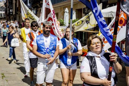 El desfile con la caldera recorrió su tramo entre buen ambiente y bailes