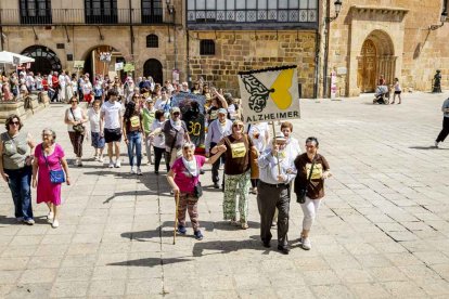 El desfile con la caldera recorrió su tramo entre buen ambiente y bailes