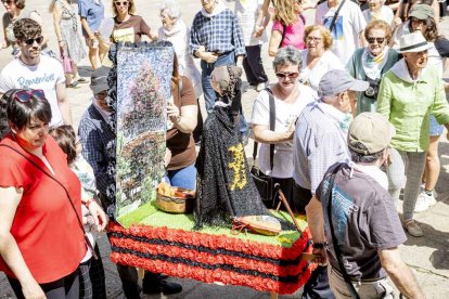 El desfile con la caldera recorrió su tramo entre buen ambiente y bailes