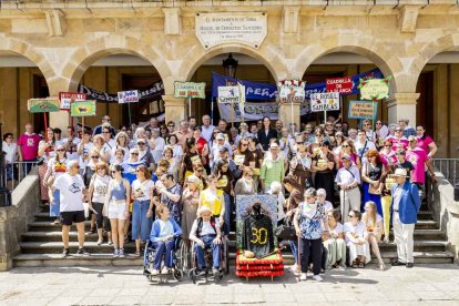 El desfile con la caldera recorrió su tramo entre buen ambiente y bailes