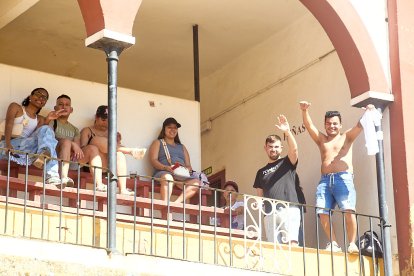 Las vaquillas tras recoger a los toros de La Saca prolongan el ambiente en el coso de San Benito.