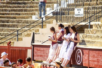 Las vaquillas tras recoger a los toros de La Saca prolongan el ambiente en el coso de San Benito.