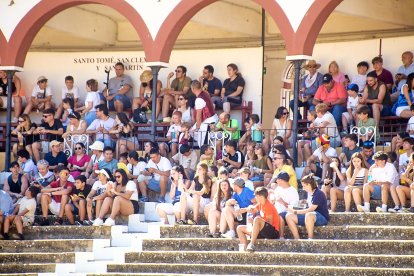 Las vaquillas tras recoger a los toros de La Saca prolongan el ambiente en el coso de San Benito.
