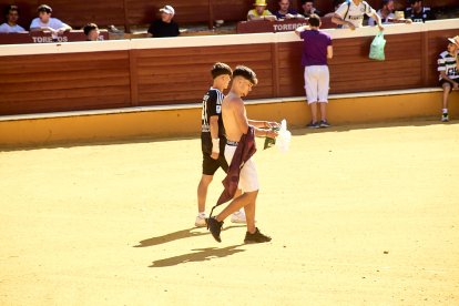 Las vaquillas tras recoger a los toros de La Saca prolongan el ambiente en el coso de San Benito.