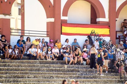 Las vaquillas tras recoger a los toros de La Saca prolongan el ambiente en el coso de San Benito.