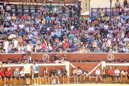 Las vaquillas tras recoger a los toros de La Saca prolongan el ambiente en el coso de San Benito.