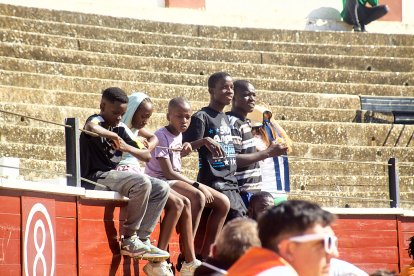 Las vaquillas tras recoger a los toros de La Saca prolongan el ambiente en el coso de San Benito.