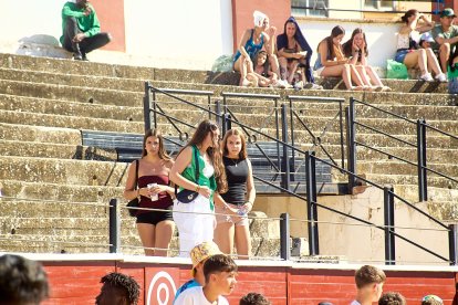 Las vaquillas tras recoger a los toros de La Saca prolongan el ambiente en el coso de San Benito.