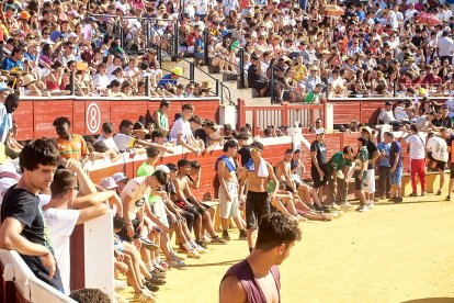 Las vaquillas tras recoger a los toros de La Saca prolongan el ambiente en el coso de San Benito.