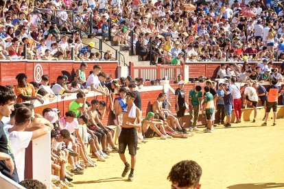 Las vaquillas tras recoger a los toros de La Saca prolongan el ambiente en el coso de San Benito.