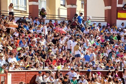 Las vaquillas tras recoger a los toros de La Saca prolongan el ambiente en el coso de San Benito.