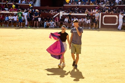Las vaquillas tras recoger a los toros de La Saca prolongan el ambiente en el coso de San Benito.