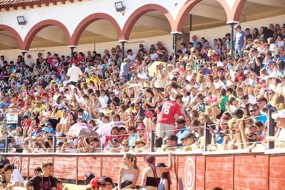 Las vaquillas tras recoger a los toros de La Saca prolongan el ambiente en el coso de San Benito.