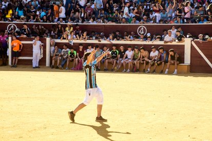 Las vaquillas tras recoger a los toros de La Saca prolongan el ambiente en el coso de San Benito.