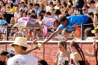 Las vaquillas tras recoger a los toros de La Saca prolongan el ambiente en el coso de San Benito.